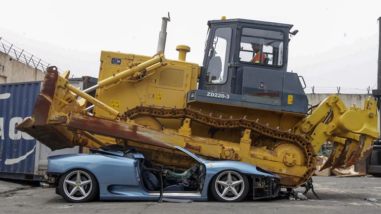 Μπουλντόζα διαλύει Ferrari